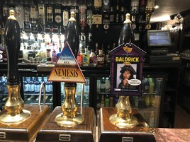 供應早餐、午餐及晚餐