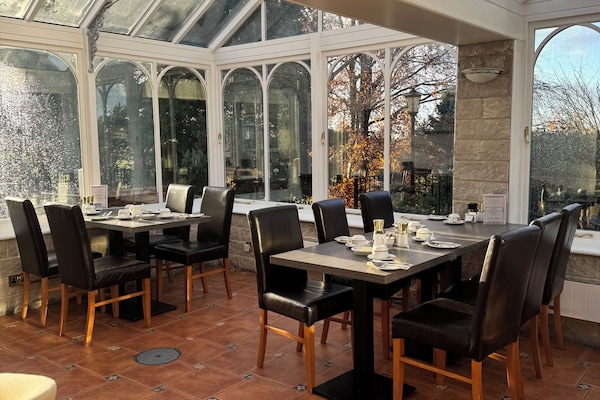 Sarapan, makan tengah hari dan makan malam dihidangkan