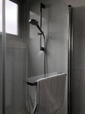 Ducha y bañera combinadas, secador de pelo y toallas