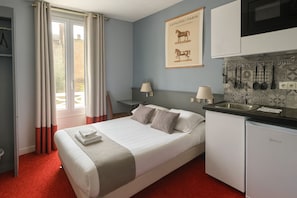 Eenpersoonskamer, kitchenette | 8 slaapkamers, luxe beddengoed, individueel gemeubileerd, een bureau