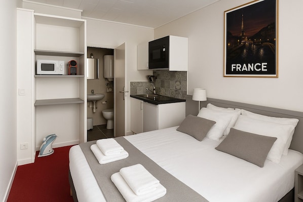 Double Room, Kitchenette | 8 bedrooms, premium bedding, individually furnished, desk