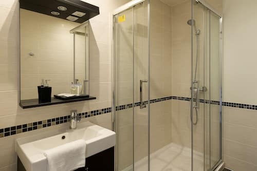 Chambre Double Supérieure avec Kitchenette | Salle de bain | Douche, articles de toilette gratuits, sèche-cheveux