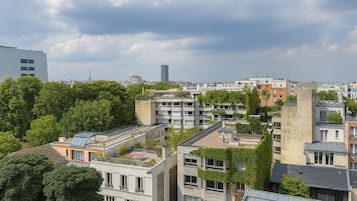 Un paysage urbain avec des bâtiments modernes, dont certains sont dotés de toits végétalisés et de balcons.