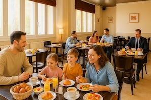 Petit déjeuner complet (11 EUR par personne)
