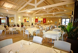 3 restaurants, breakfast, lunch, dinner served; Regional cuisine