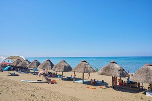 On the beach, free beach shuttle, sun-loungers, beach umbrellas