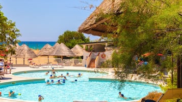 Piscina stagionale all'aperto, ombrelloni da piscina, lettini