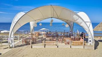 Quầy bar trên bãi biển