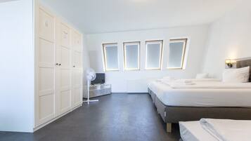 Basic-Vierbettzimmer, Nichtraucher, Balkon | Hochwertige Bettwaren, Daunenbettdecken, Pillowtop-Betten