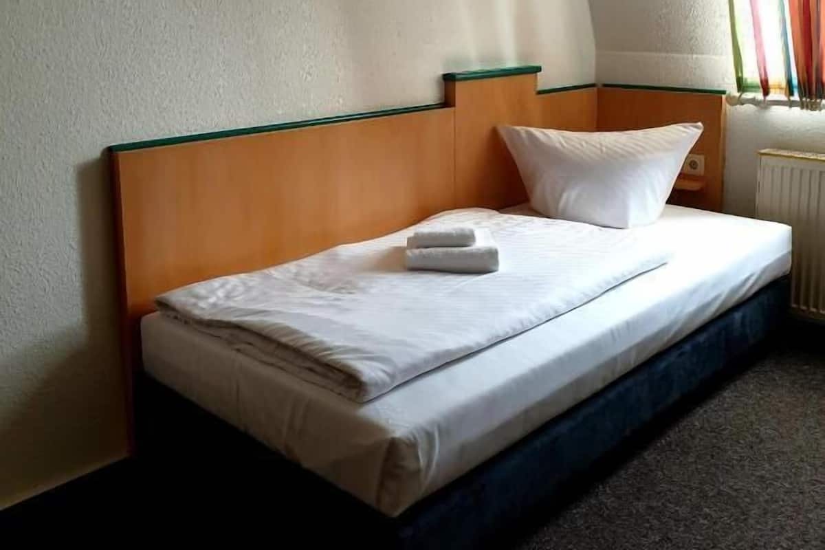 Economy Single Room, Shared Bathroom | Room amenity