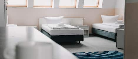 Chambre Quadruple, non-fumeurs, balcon | Literie de qualité supérieure, couette en duvet d'oie, surmatelas