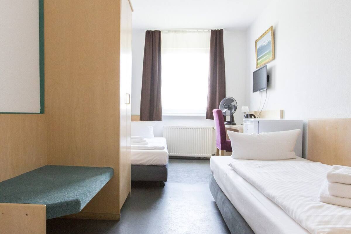 Economy Twin Room | Premium bedding, down comforters, pillowtop beds, individually decorated