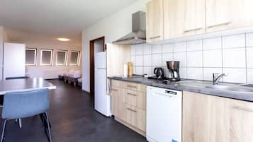 Basic-Vierbettzimmer, Nichtraucher, Balkon | Speisen