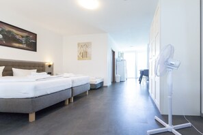 Basic Quadruple Room, Non Smoking, Balcony | Premium bedding, down comforters, pillowtop beds, individually decorated - Pension Odin (Berlin)