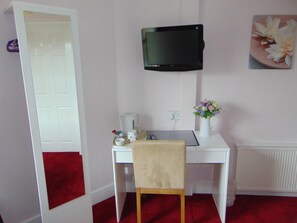 Iron/ironing board, free WiFi, bed sheets - White House View Guest House (Oxford)