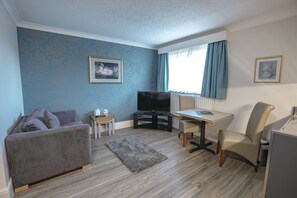 Suite, 1 kingsize-seng, ikke-røyk, tekjøkken | Oppholdsområde | En 40-tommers LCD-TV med digitale kanaler samt TV