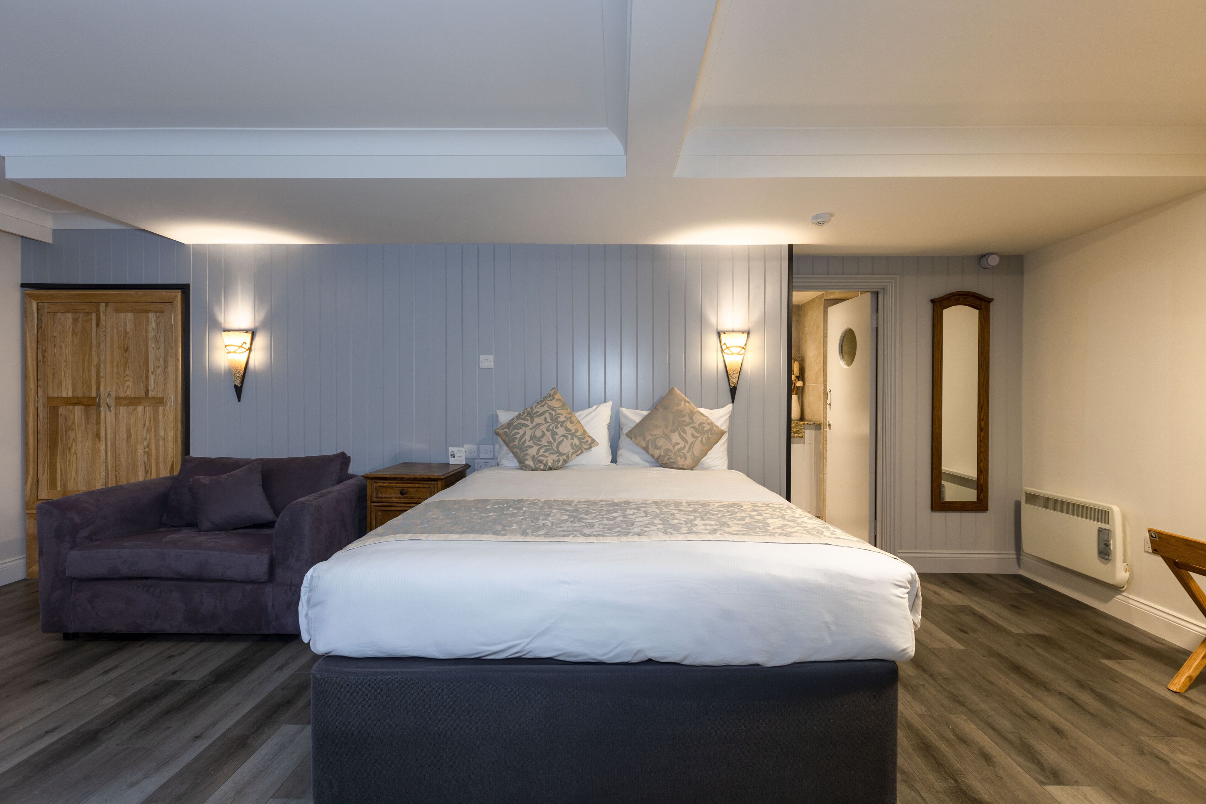 1 bedroom, premium bedding, desk, cots/infant beds