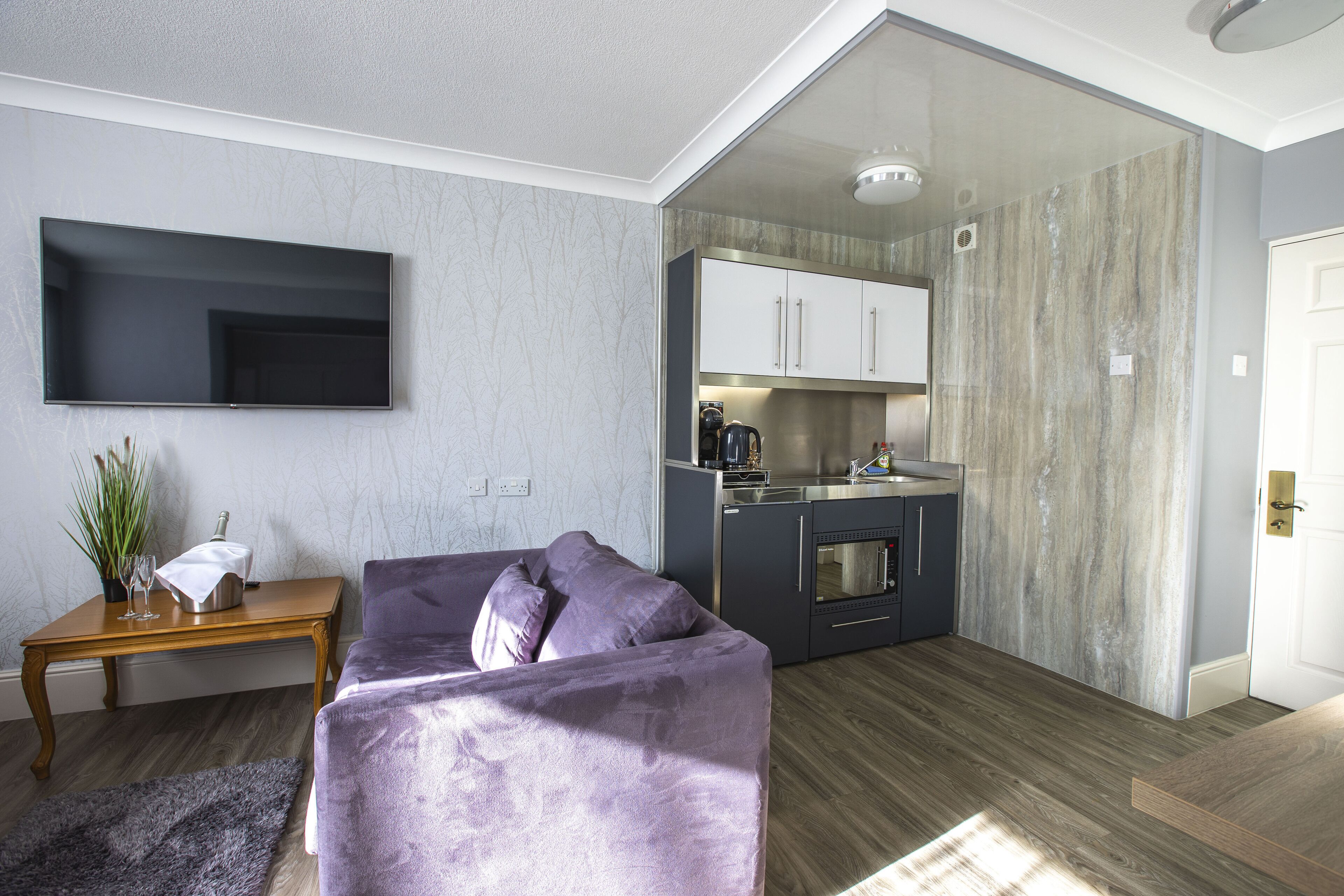 standard studio, 1 king bed, non smoking, kitchenette (walk-in shower) | private kitchen | coffee/tea maker, electric kettle