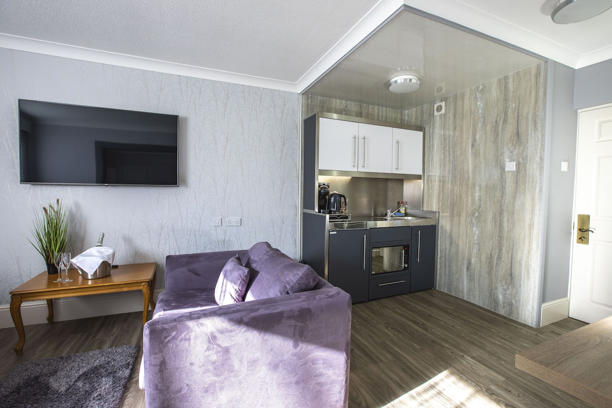 standard studio, 1 king bed, non smoking, kitchenette (walk-in shower) | private kitchen | coffee/tea maker, electric kettle