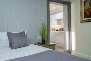 標準開放式客房, 1 張特大雙人床, 非吸煙房, 簡易廚房 (Walk-in Shower) | 高級寢具、書桌、搖籃/嬰兒床、折疊床/加床