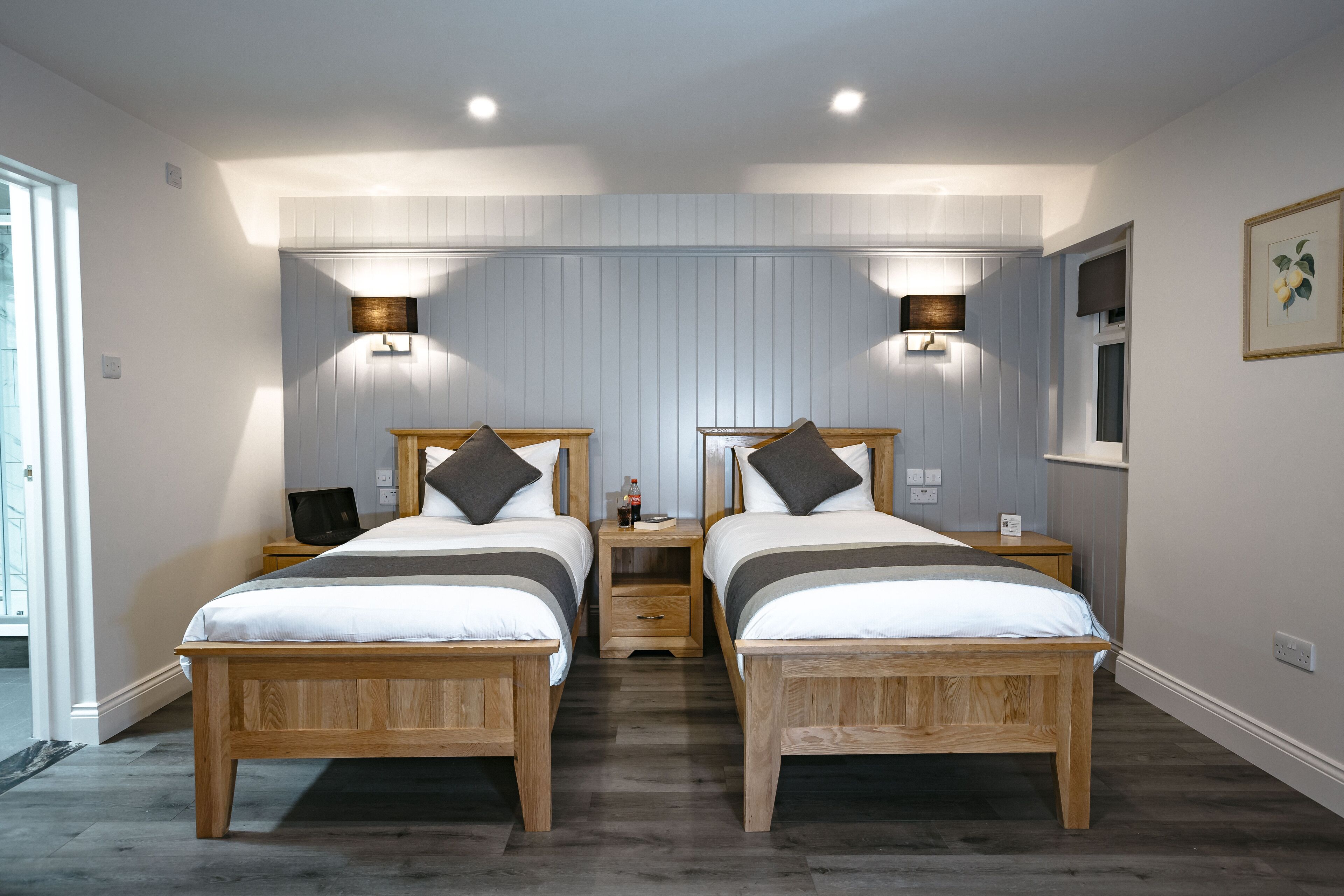 superior room, 1 king bed, non smoking, kitchenette (walk-in shower) | 1 bedroom, premium bedding, desk, cots/infant beds