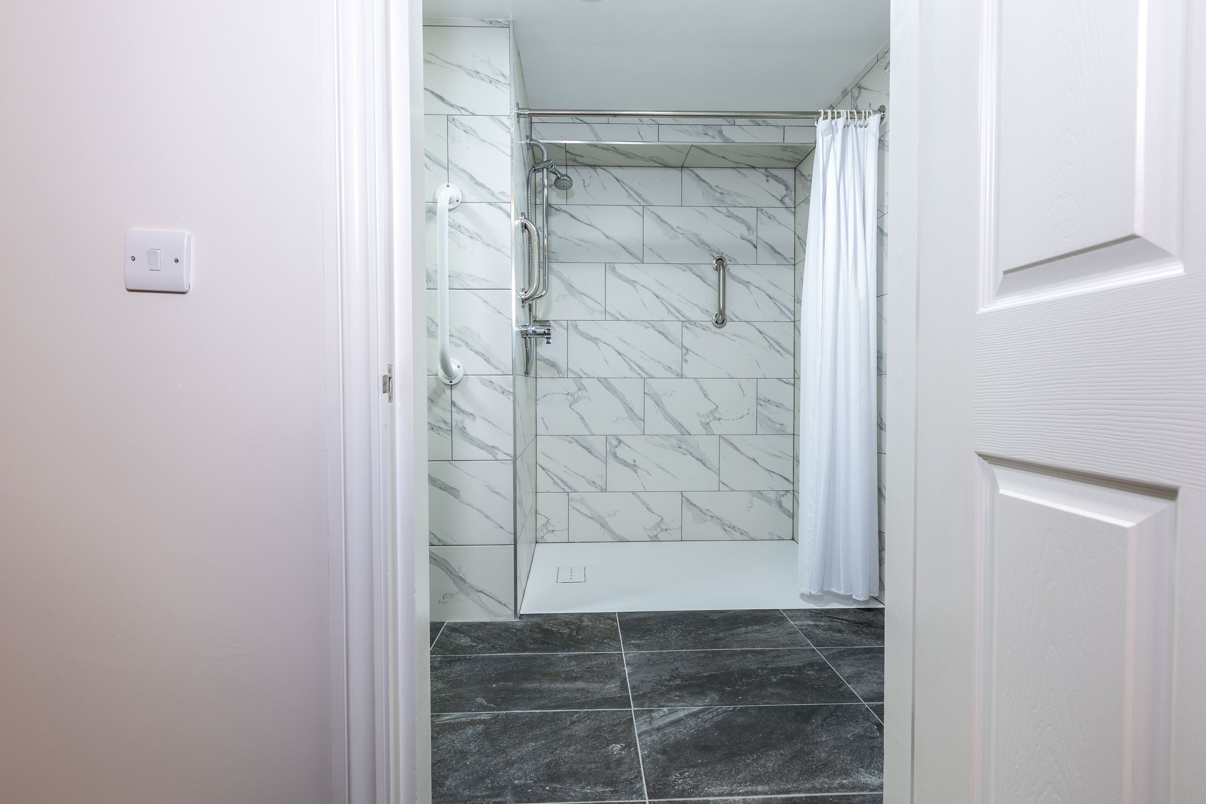 combined shower/bathtub, free toiletries, hair dryer, towels