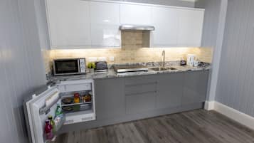Standard Studio, 1 King Bed, Non Smoking, Kitchenette (Walk-in Shower) | Coffee/tea maker, electric kettle