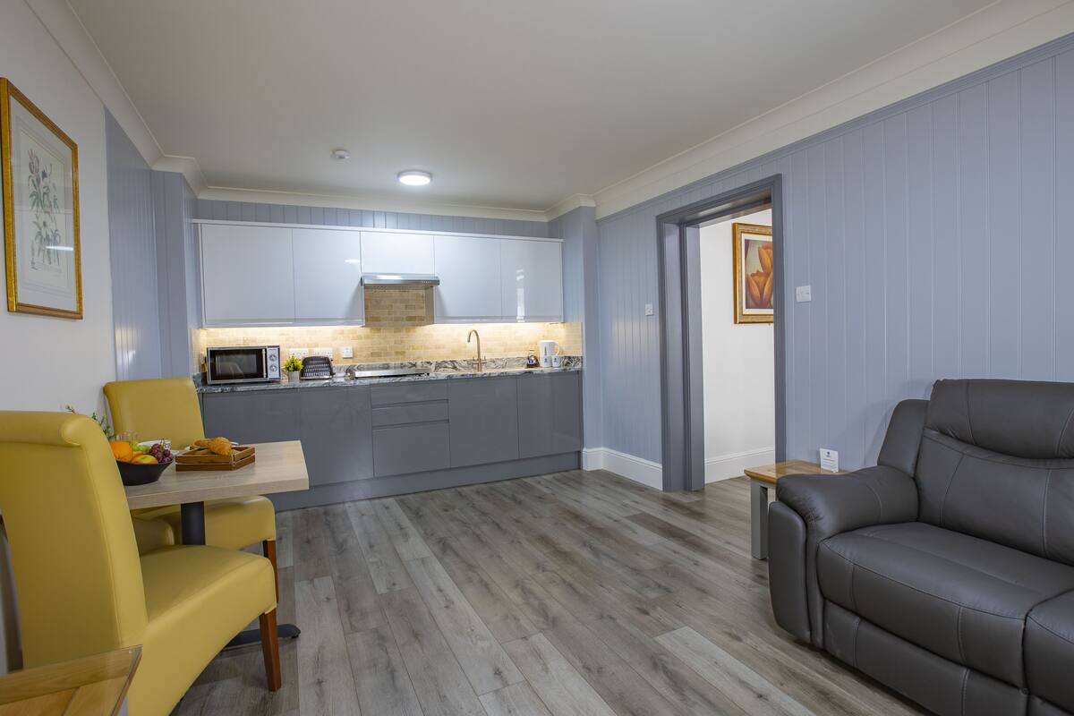 standard studio, 1 king bed, non smoking, kitchenette (walk-in shower) | living area | 40-inch lcd tv with digital channels, tv