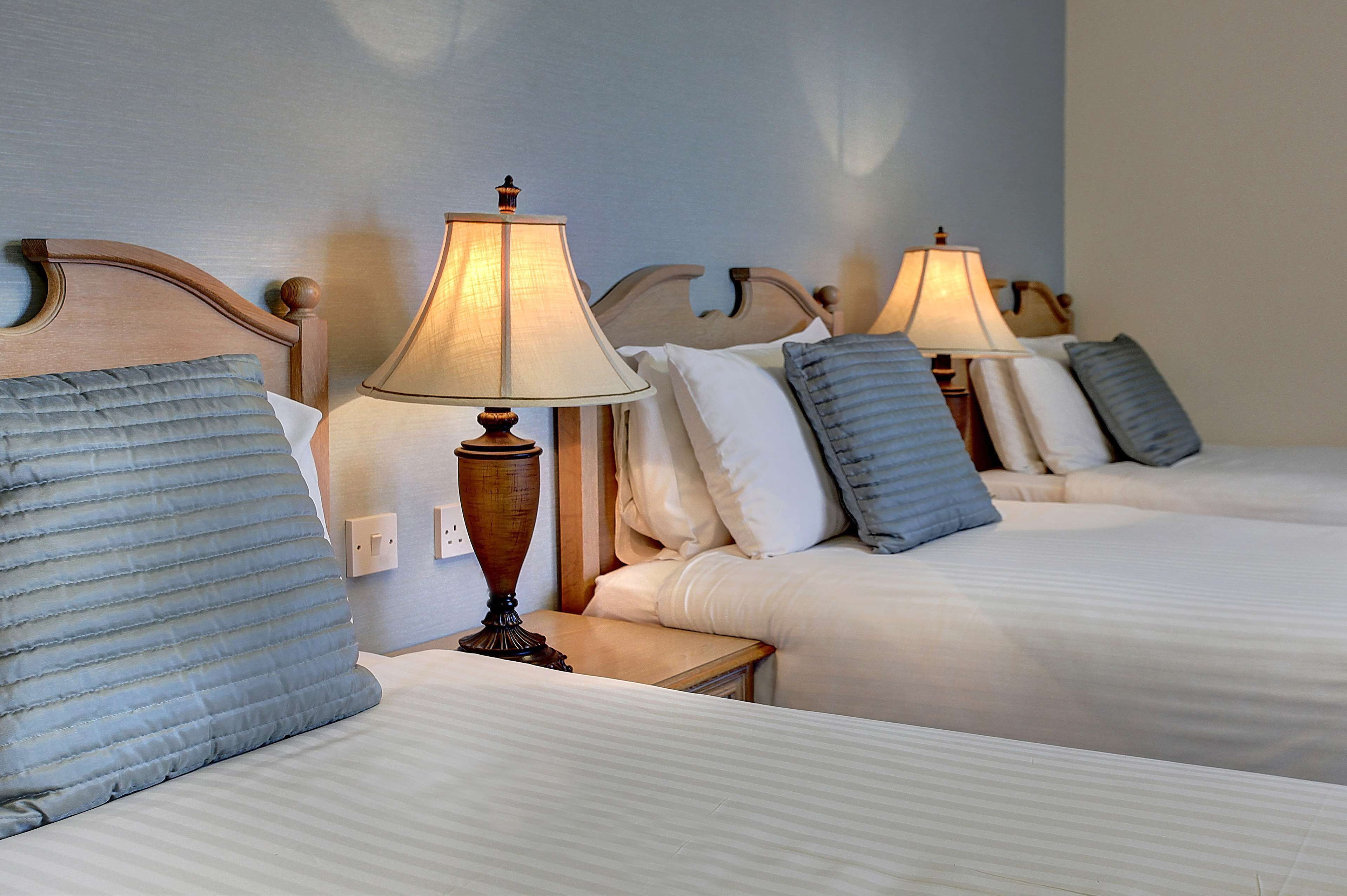 comfort room, 3 single beds, non smoking | 1 bedroom, premium bedding, desk, cots/infant beds