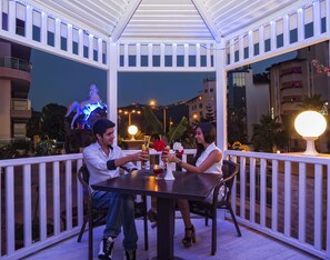 Breakfast, lunch, dinner served; international cuisine