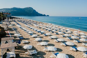 沙滩椅、海滩遮阳伞