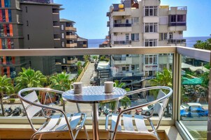 Standard Tek Büyük Yataklı Oda, Deniz Manzaralı | Minibar, odada kasa, masa, ses yalıtımı