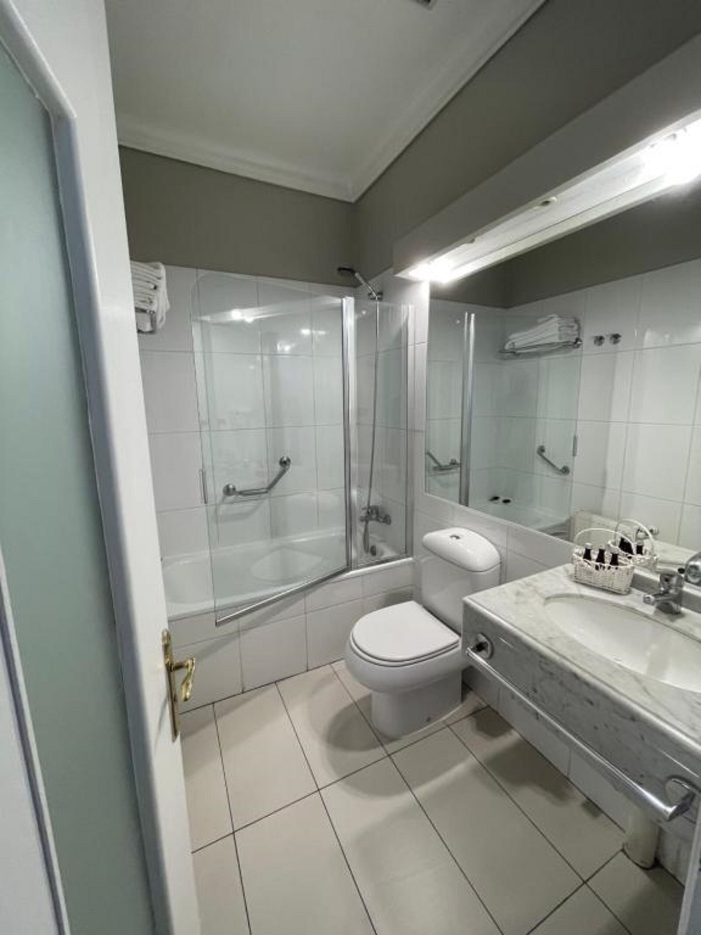 combined shower/bathtub, hair dryer, towels