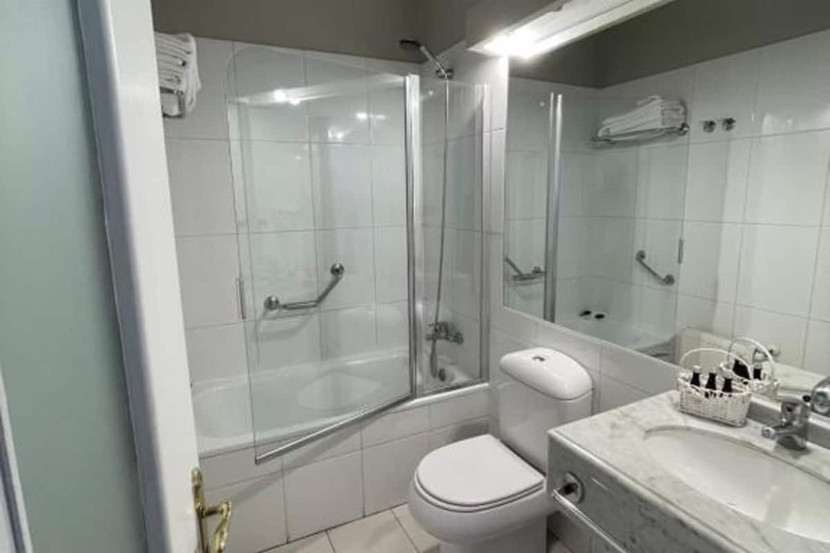 combined shower/bathtub, hair dryer, towels