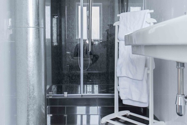Ducha y bañera combinadas, secador de pelo y toallas