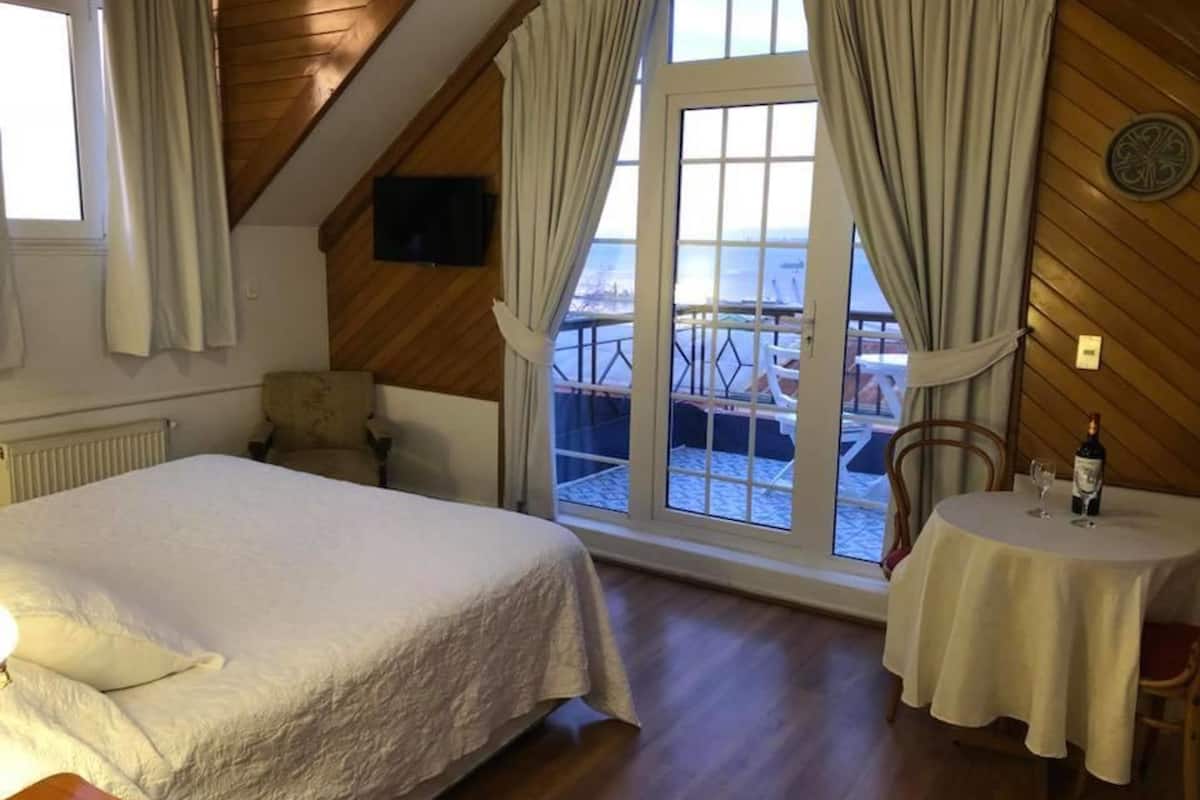 double room, balcony, sea view | minibar, free wifi, bed sheets