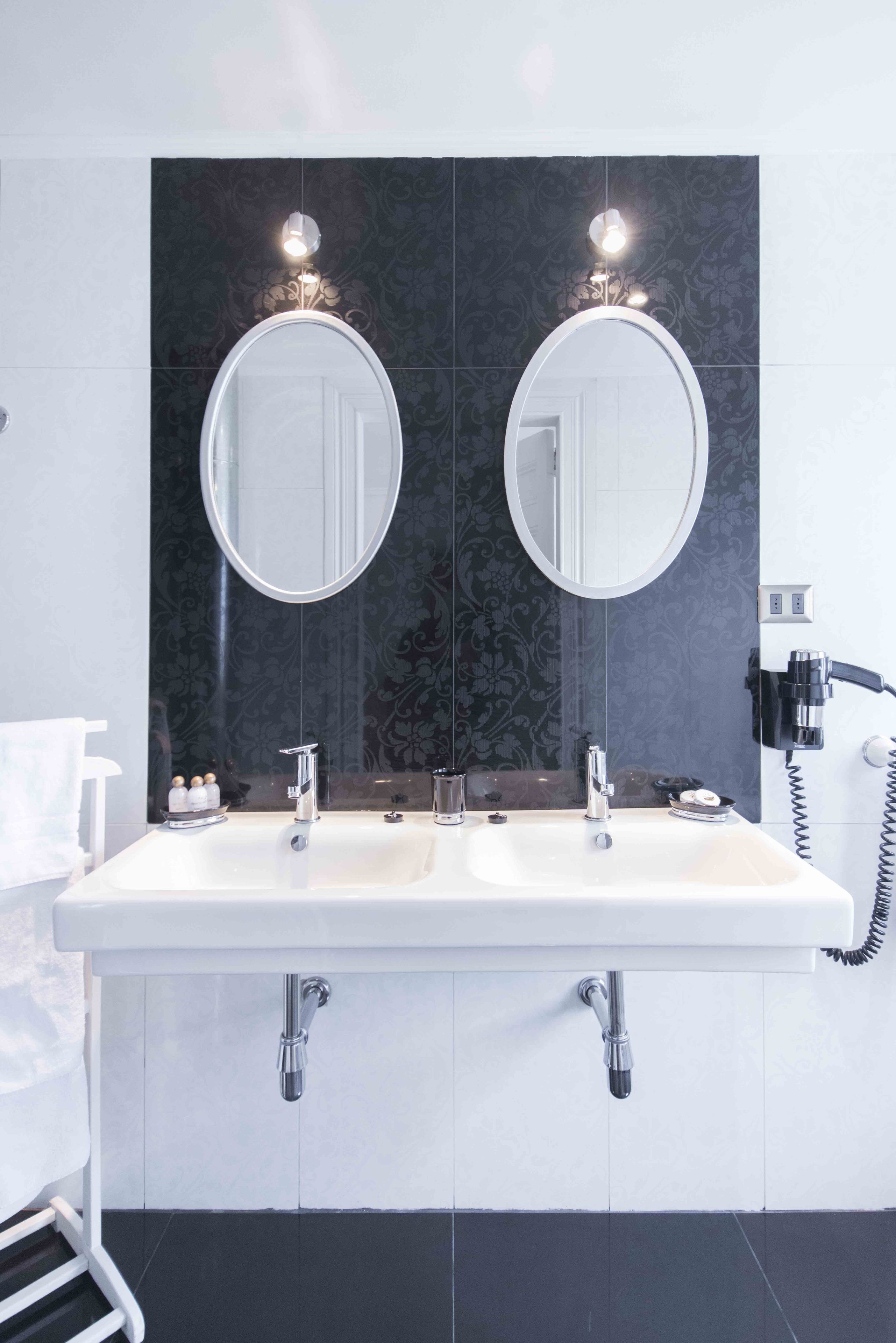 combined shower/bathtub, hair dryer, towels