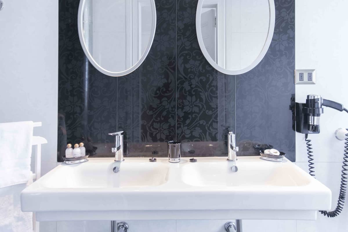 combined shower/bathtub, hair dryer, towels