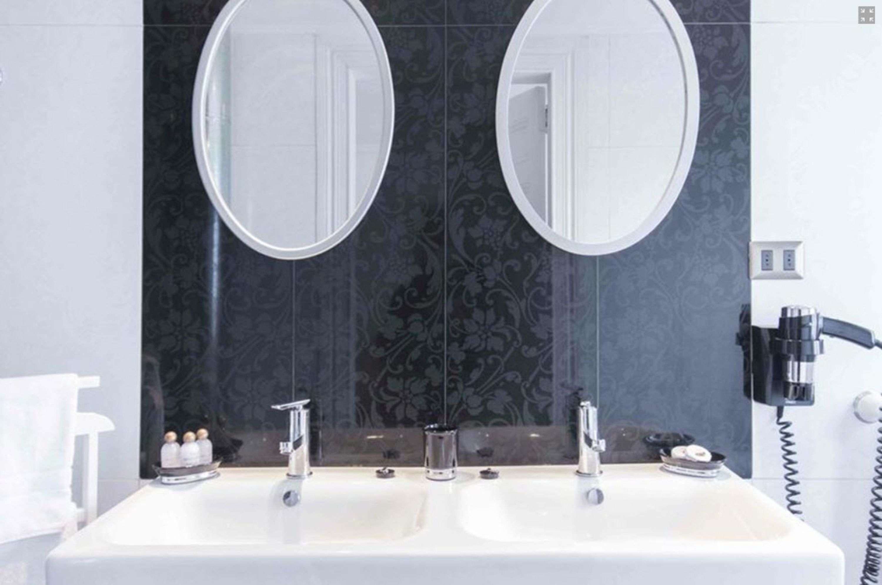 combined shower/bathtub, hair dryer, towels