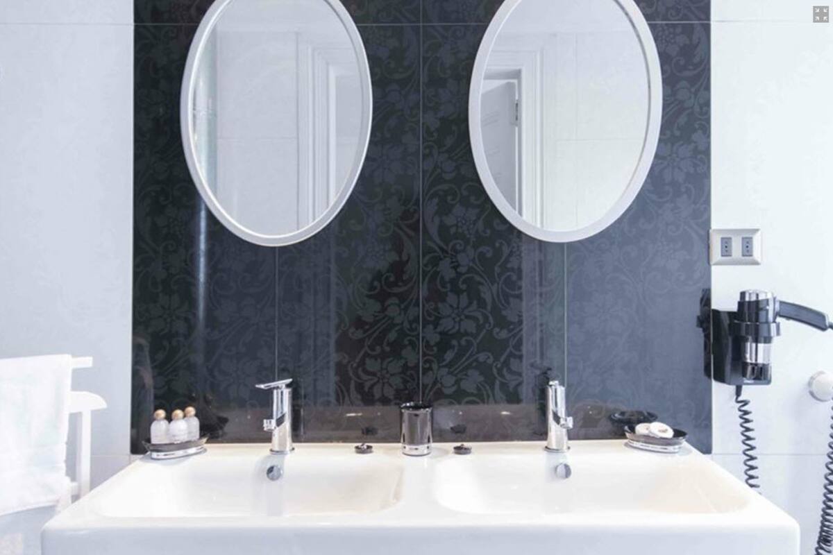 combined shower/bathtub, hair dryer, towels