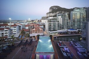 Una piscina al aire libre de temporada