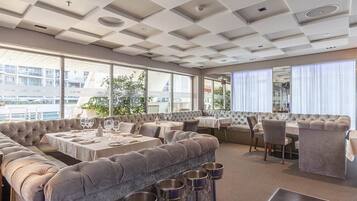 2 restaurants servant le petit déjeuner, le déjeuner et le dîner