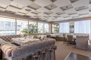 2 restaurants; breakfast, lunch, dinner, and brunch served - Sunborn Gibraltar Yacht Hotel Resort (Gibraltar)