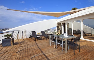 奢华顶层房, 1 张特大床, 海洋景观 | 高档床上用品、客房内保险箱、办公桌、隔音