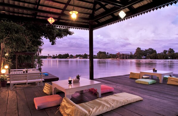 Breakfast, lunch, dinner served; Thai cuisine 