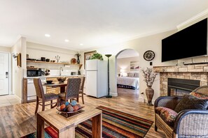 Individually decorated, individually furnished, laptop workspace - Pioneer Park Rentals (Bend)