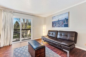 42-inch TV with cable channels - Pioneer Park Rentals (Bend)