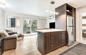 Luxury Condo, Kitchen - Pioneer Park Rentals (Bend)