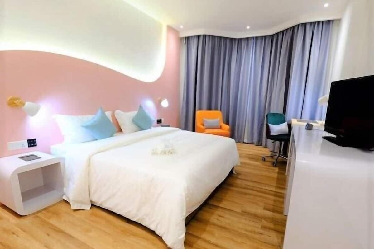 1 bedroom, minibar, desk, laptop workspace