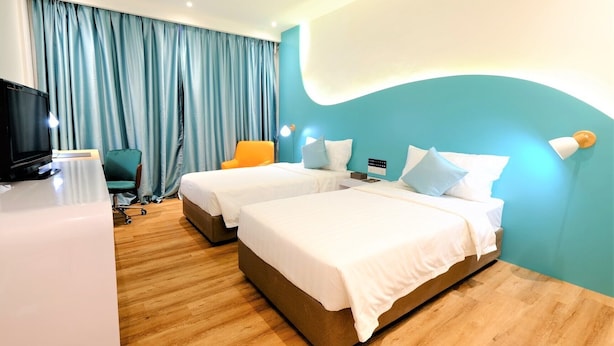 Minibar, desk, laptop workspace, iron/ironing board - Kuching Park Hotel (Kuching)